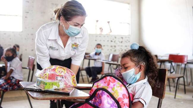 La Secretaria de Educación, Verónica Monterrosa, visitó dos colegios de la población