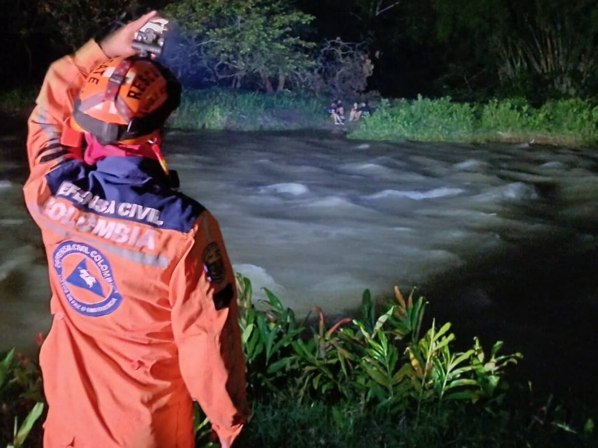 Cinco jóvenes fueron rescatados tras quedar atrapados por creciente del Río Quindío