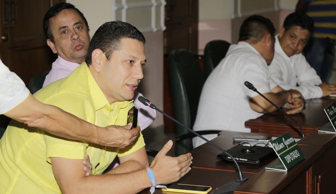 El presidente de la Asamblea Wilmer Guerrero de camisa amarilla