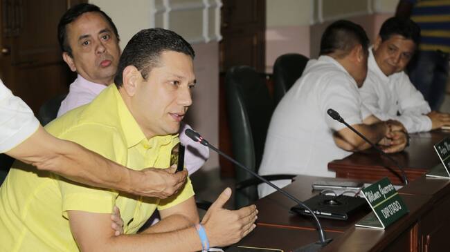 El presidente de la Asamblea Wilmer Guerrero de camisa amarilla