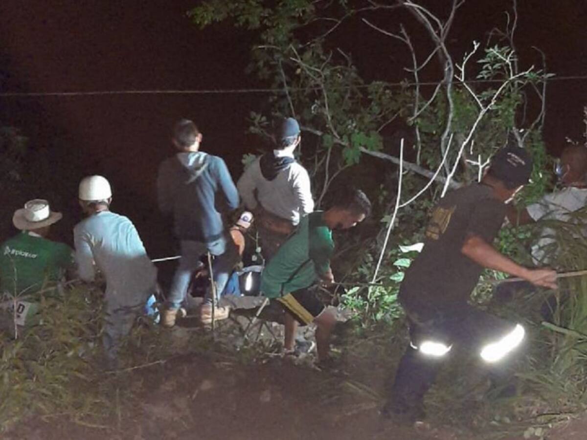 Dos heridos dejó la caída de una volqueta por un abismo de cien metros