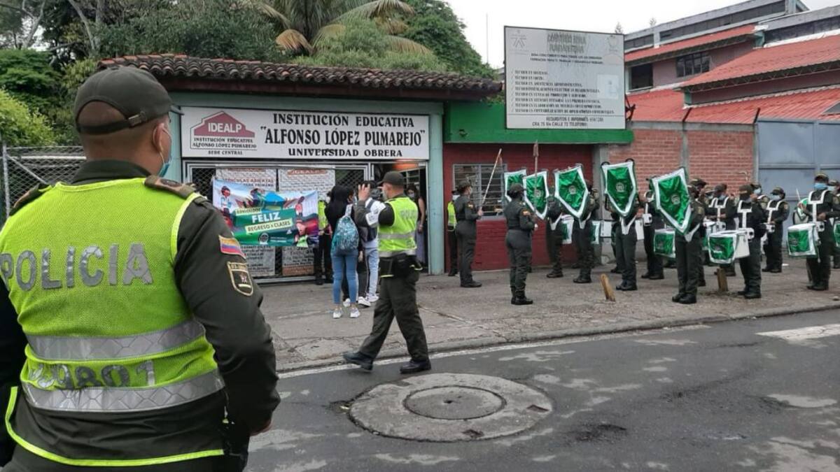 Evitar que los estudiantes caigan en las drogas propósito de la Policía