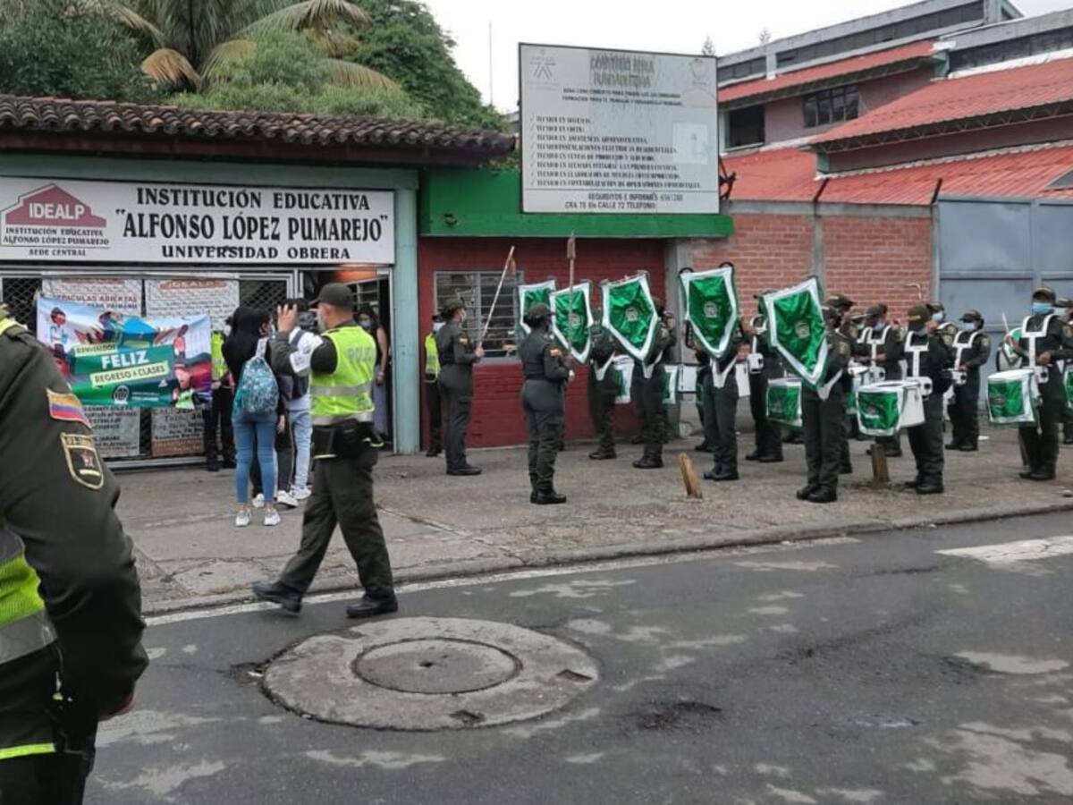 Evitar que los estudiantes caigan en las drogas propósito de la Policía