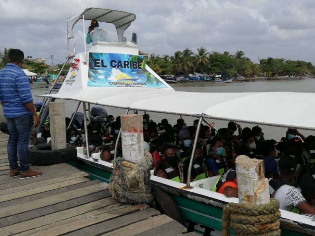 Migrantes varados en Necoclí comenzaron la salida hacia Panamá