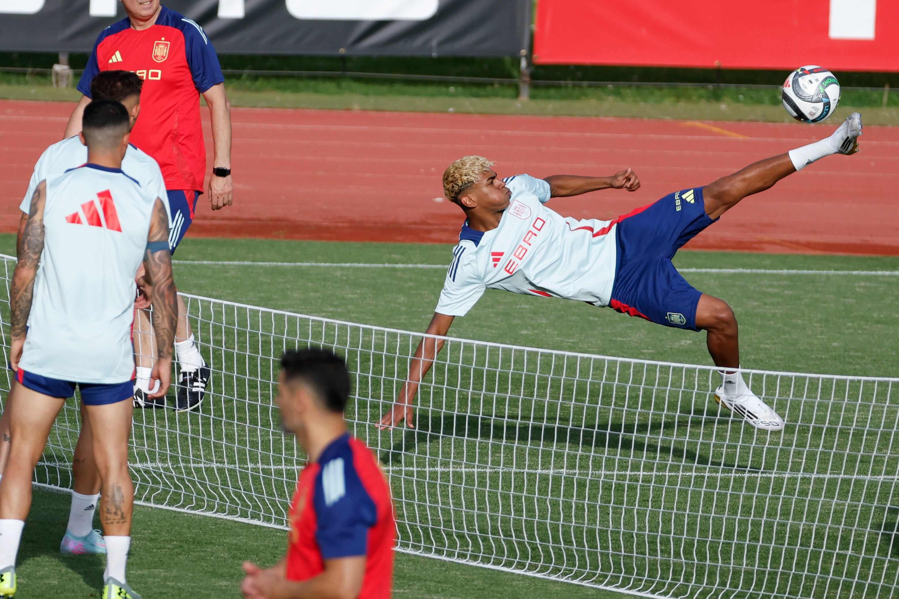 LAS ROZAS (MADRID), 31/05/2025.- El centrocampista de la selección española de fútbol Lamine Yamal durante el entrenamiento del equipo este sábado en Las Rozas, Madrid. La selección inicia este sábado en la Ciudad del Fútbol de Las Rozas (Madrid) su concentración para prepararse para la fase final de la Liga de Naciones, en la que defiende el título. Por la tarde, desde las 19.00, habrá un entrenamiento abierto a público y medios. EFE/Juan Carlos Hidalgo