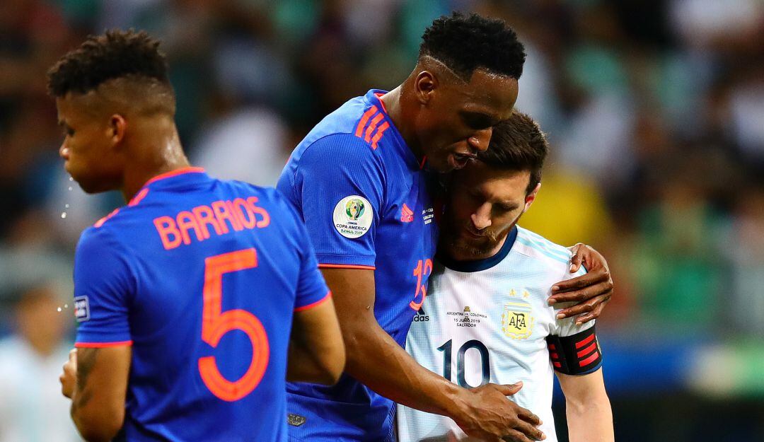 Yerry Mina abraza a Lionel Messi en el partido disputado entre Colombia y Argentina por la Copa América.