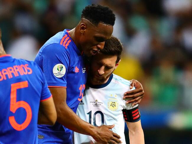 Yerry Mina abraza a Lionel Messi en el partido disputado entre Colombia y Argentina por la Copa América.