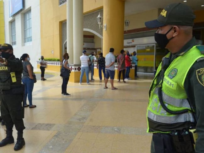 Operativos de control de la Policía en centros comerciales de Cartagena