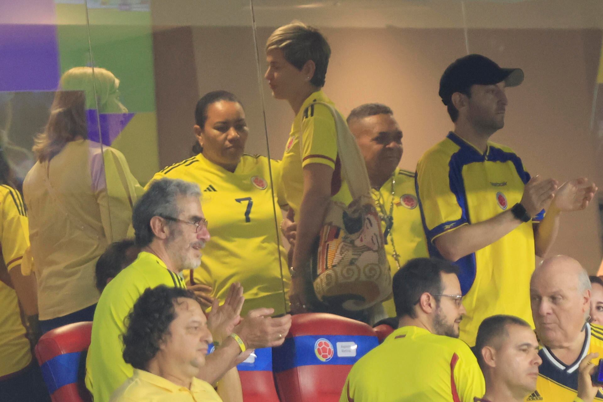 AMDEP3062. BARRANQUILLA (COLOMBIA), 16/11/2023.- El padre del jugador Luis Díaz de Colombia, Luis Manuel Díaz (2-d) y su esposa Cilenis Marulanda (2-i), hablan con la primera dama de Colombia, Verónica Alcocer (c) EFE/ Ricardo Maldonado Rozo