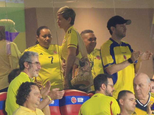 AMDEP3062. BARRANQUILLA (COLOMBIA), 16/11/2023.- El padre del jugador Luis Díaz de Colombia, Luis Manuel Díaz (2-d) y su esposa Cilenis Marulanda (2-i), hablan con la primera dama de Colombia, Verónica Alcocer (c) EFE/ Ricardo Maldonado Rozo