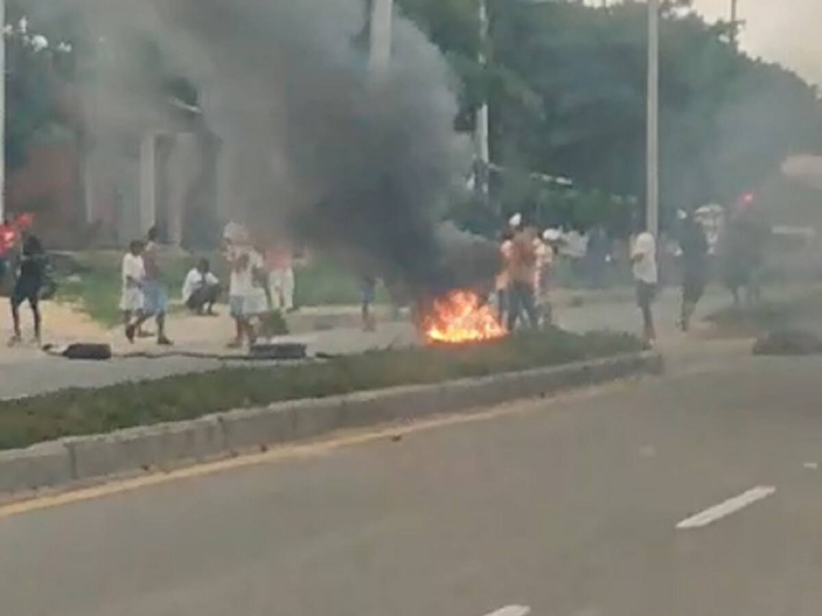 Con quema de llantas y bloqueos, habitantes de Arjona protestan por cortes de energía