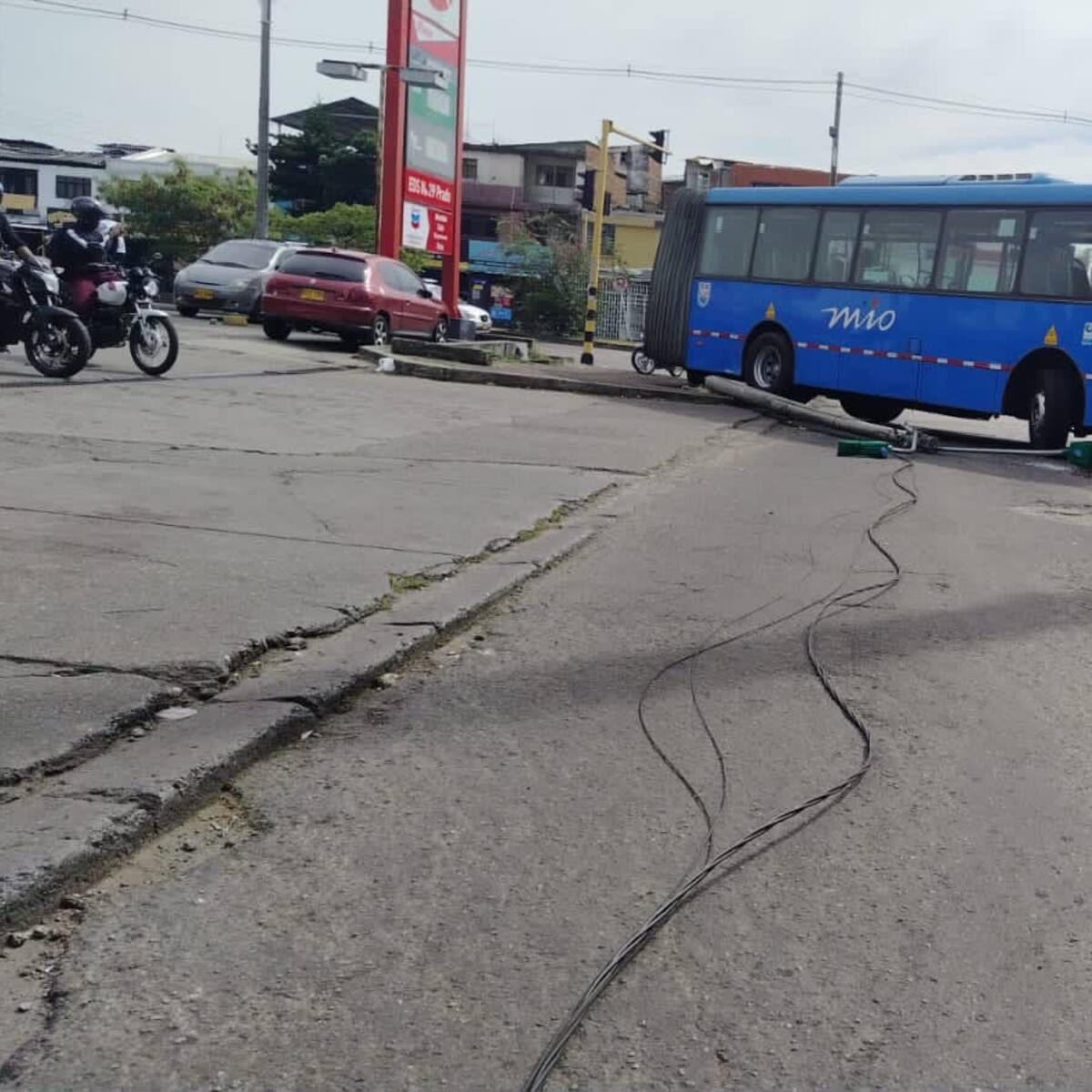 Bus del MIO terminó partido en dos tras fuerte accidente en el oriente de Cali