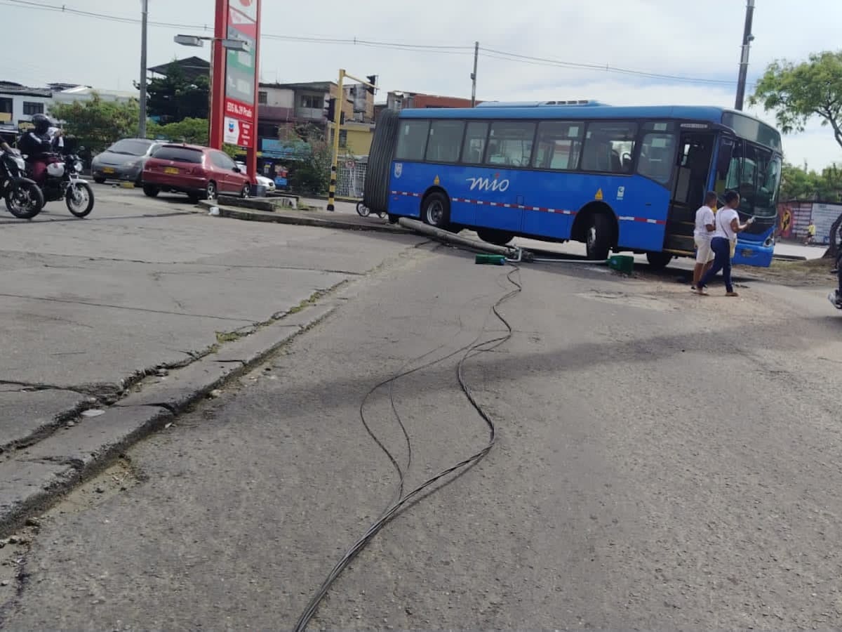 Bus del MIO terminó partido en dos tras fuerte accidente en el oriente de Cali