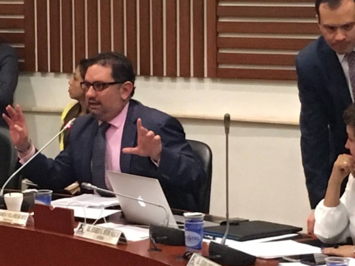 Andrés Villamizar, el congresista que está detrás del voto juvenil en el plebiscito