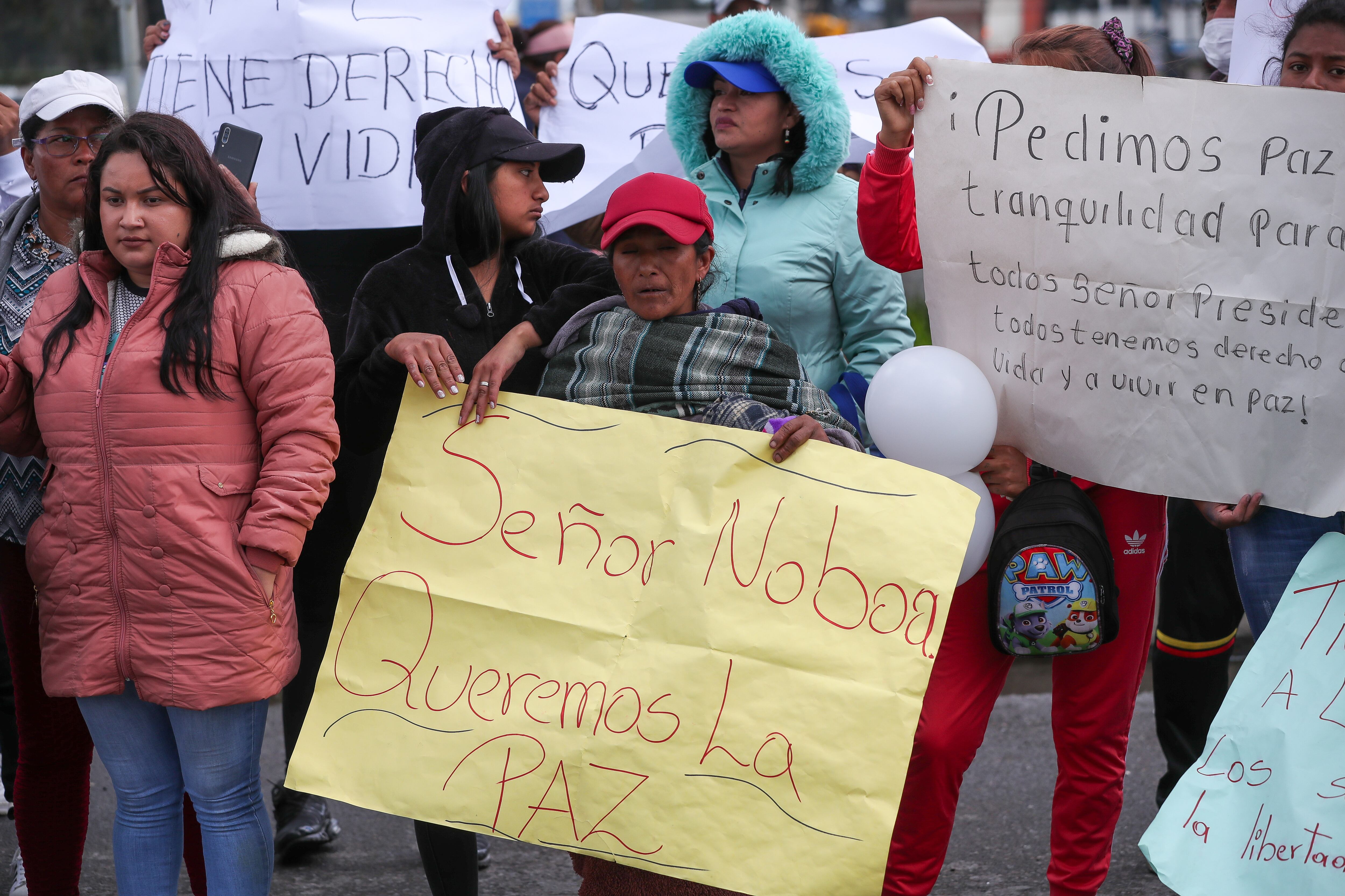 AME8450. LATACUNGA (ECUADOR), 10/01/2024.- Familiares de reclusos se manifiestan a las afueras del Centro de Rehabilitación Social Sierra Centro Norte Cotopaxi, hoy, en Latacunga (Ecuador). El presidente de Ecuador, Daniel Noboa, aseguró este miércoles que su país se encuentra en estado de guerra tras las acciones violentas protagonizadas por bandas del crimen organizado que le llevó a declarar el conflicto armado interno, y anticipó que no piensa negociar ni ceder ante estos grupos, a los que su Gobierno ha calificado como "terroristas". EFE/ José Jácome