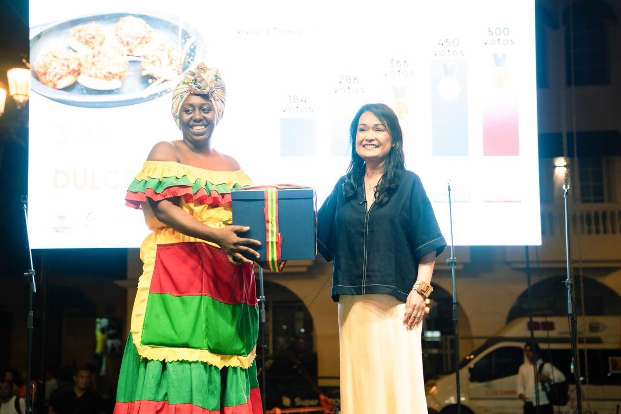 Viviana Torres, palenquera ganadora, y Lucy Espinosa, directora del IPCC. // Alcaldía de Cartagena