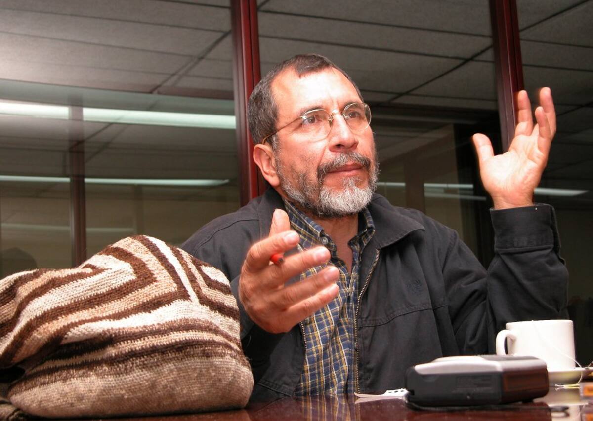 El cantante carranguero toca la guacharaca y la armónica.