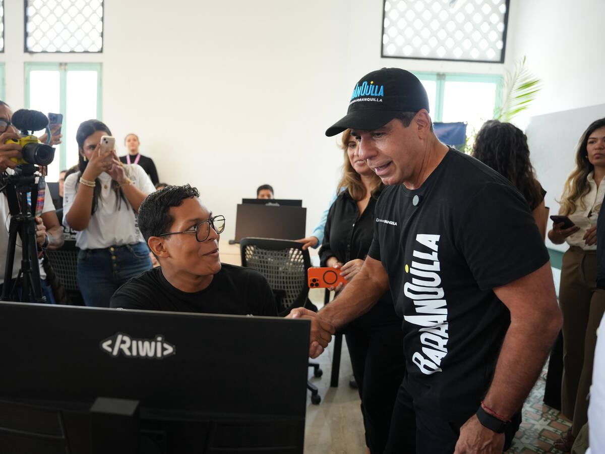 La Alcaldía y Riwi forman a jóvenes para promover el empleo en tecnología