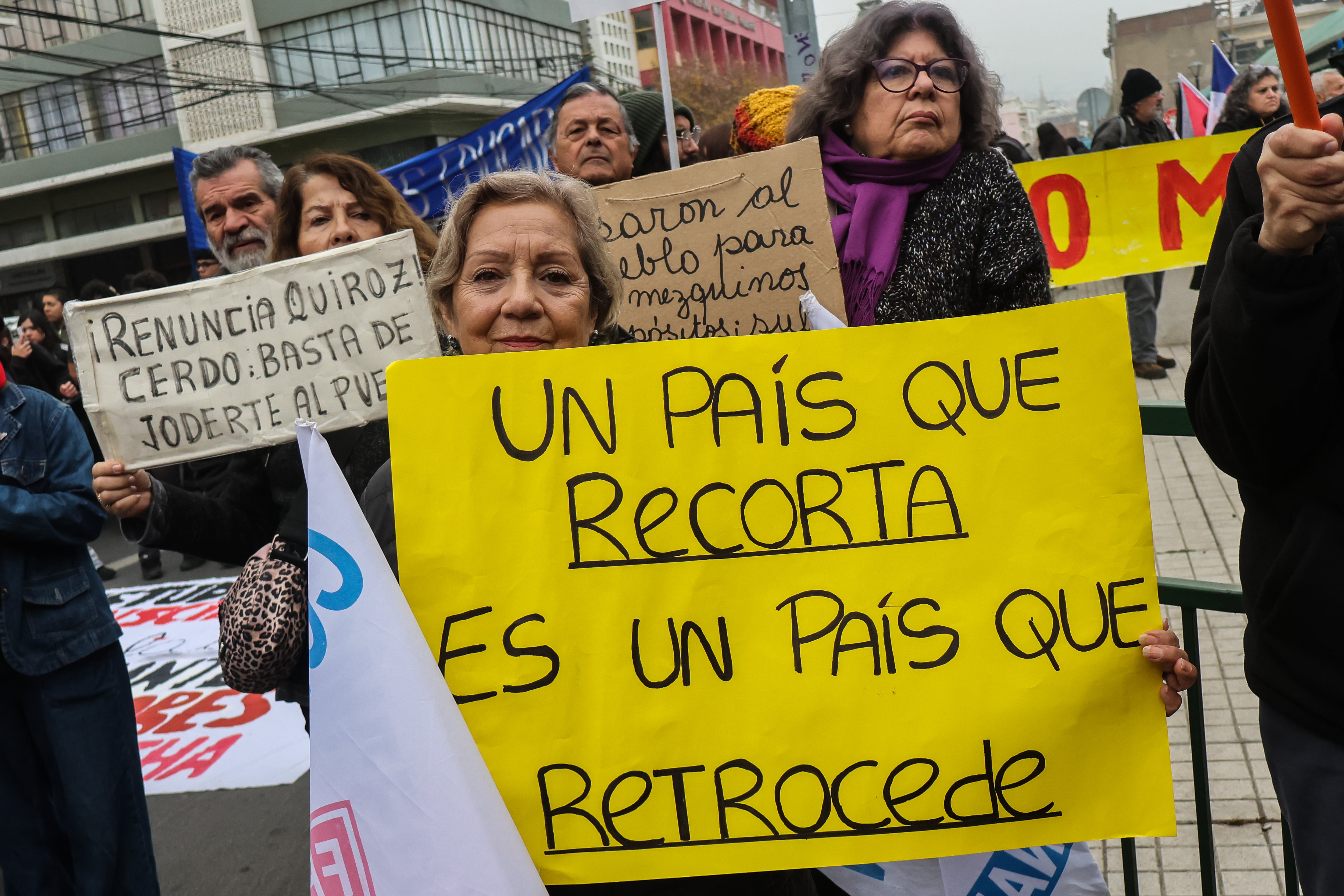Protestas en Chile rechazando los recortes anunciados por el presidente José Antonio Kast. 
(Foto:     Cristobal Basaure Araya/SOPA Images/LightRocket via Getty Images)