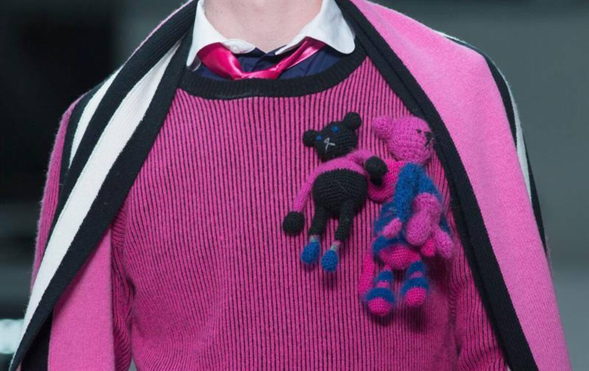 Una serie de modelos presentan la colección de otoño, invierno 2015 en la semana de la moda masculina en Londres, Inglaterra, que se realizará hasta el próximo 12 de enero.