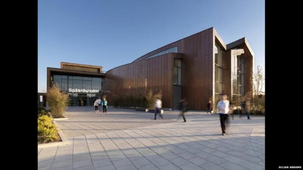 El Centro de Ocio Splashpoint es otro diseño ganador del estudio Wilkinson Eyre Architects. Situado al lado del Aquarena, de la década de 1960, en el paseo marítimo de Worthing y cerca del centro de la ciudad, éste es un desarrollo emocionante en un sitio único inglés.