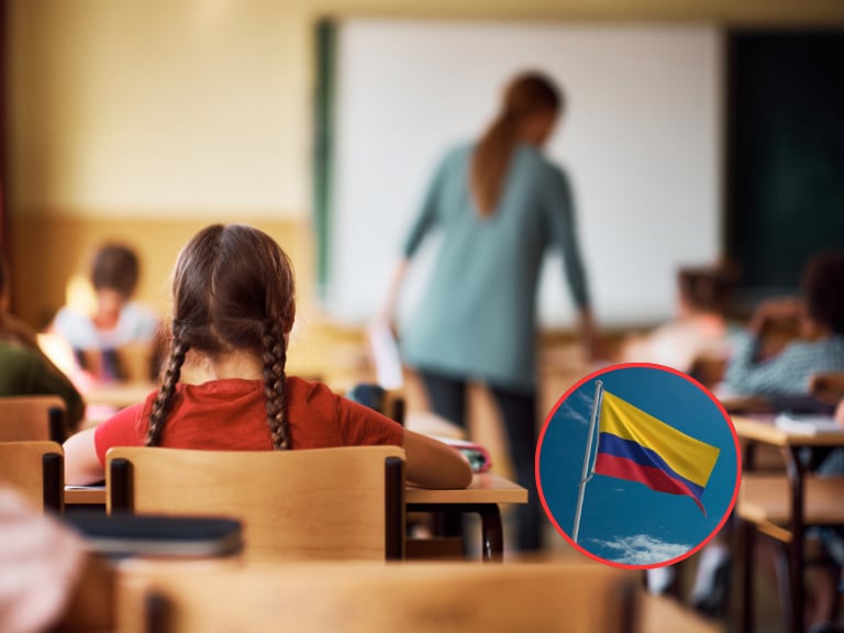 Salón de clases con estudiantes y al lado una bandera de Colombia (Fotos vía Getty Images)