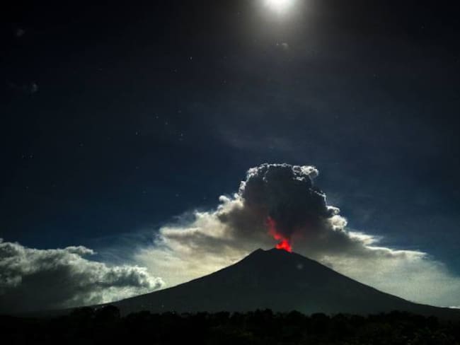 Cierran aeropuertos en Indonesia por erupción del volcán Agung