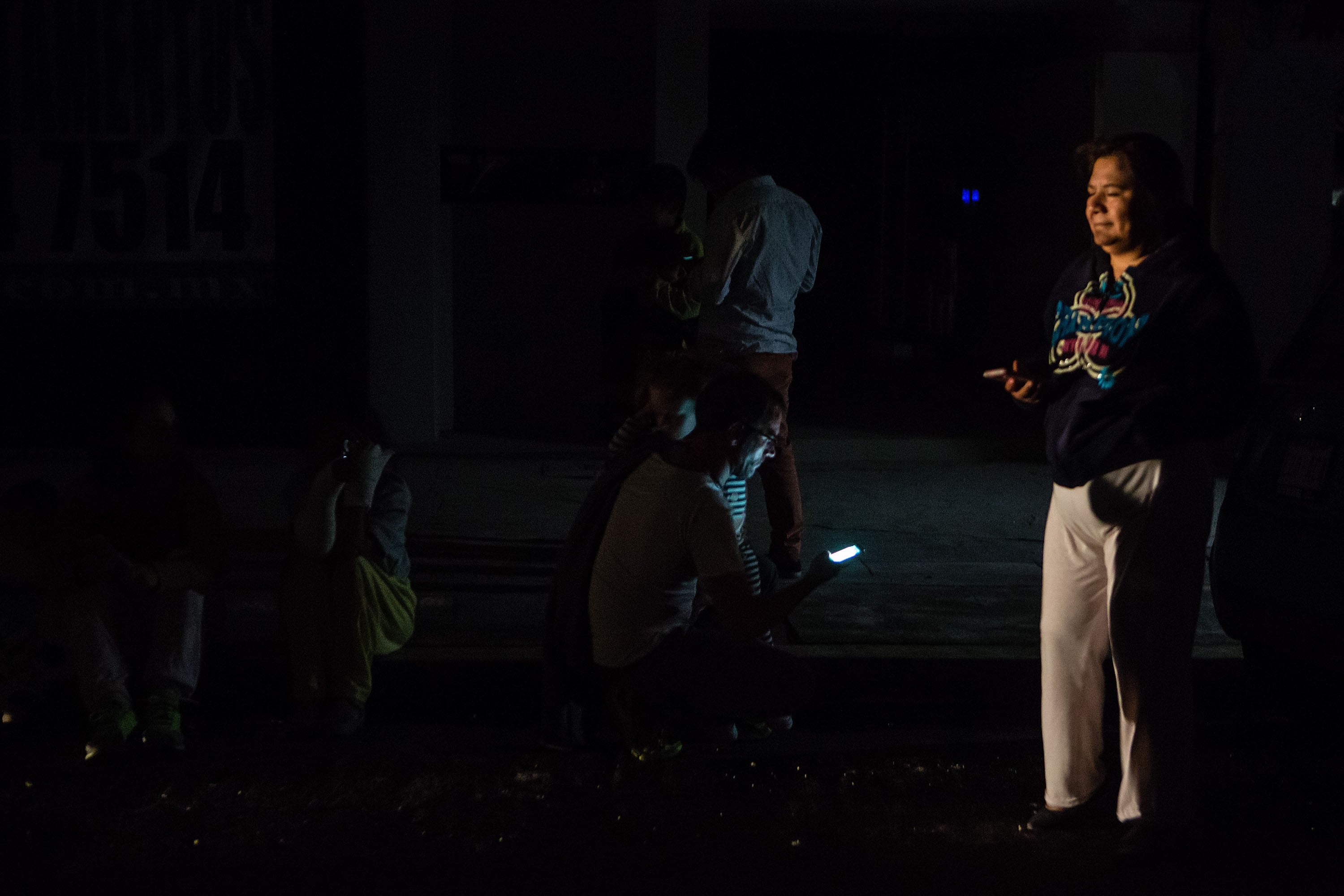 Gente a las afueras de sus casas en medio de los apagones mediados por el aumento de temperaturas en México.
(Foto:   Manuel Velasquez/Anadolu Agency/Getty Images)