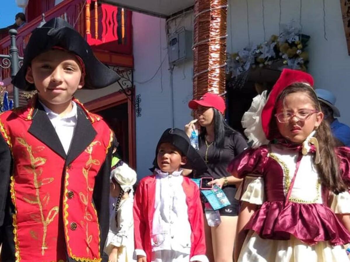 Niños recrean paso de libertador Simón Bolívar por Salento, Quindío