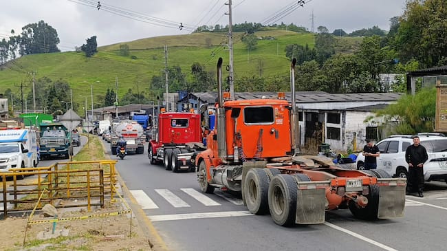Tractocamiones en el sector industrial en Manizales.