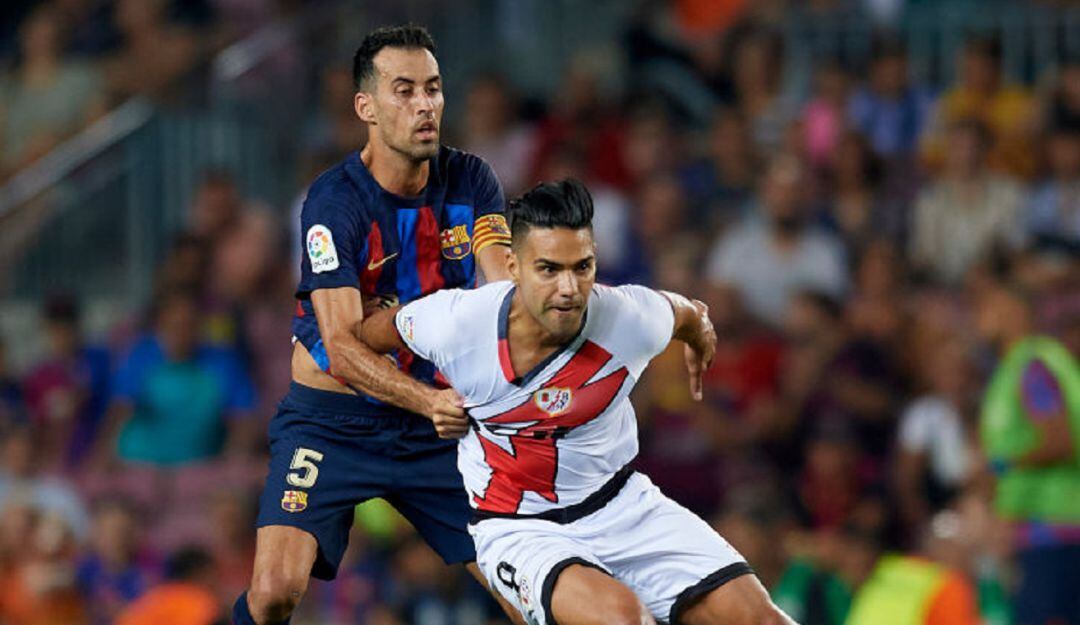 Falcao disputando un duelo con Sergio Busquets