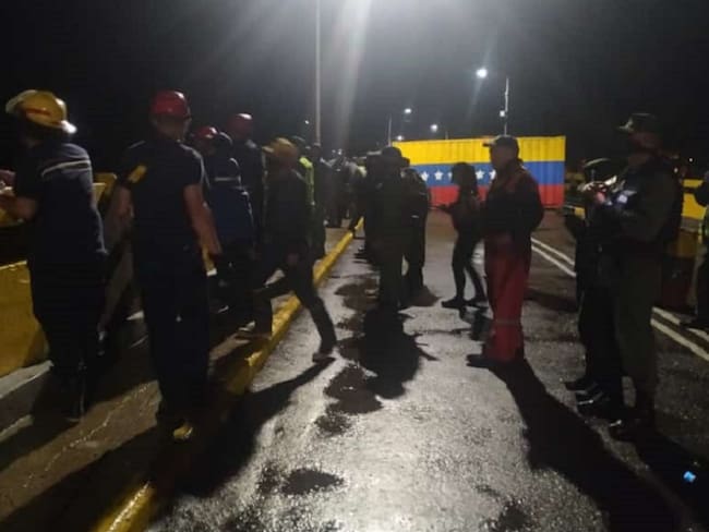 Rescatan hombre en creciente del río entre Colombia y Venezuela