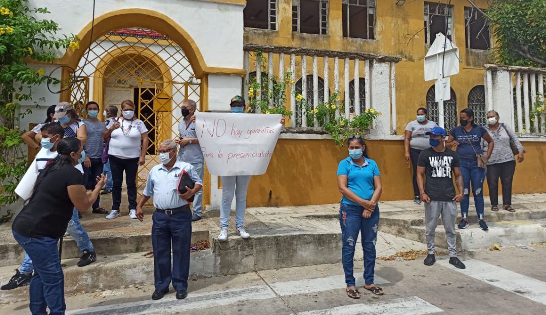 Comunidad educativa durante el plantón