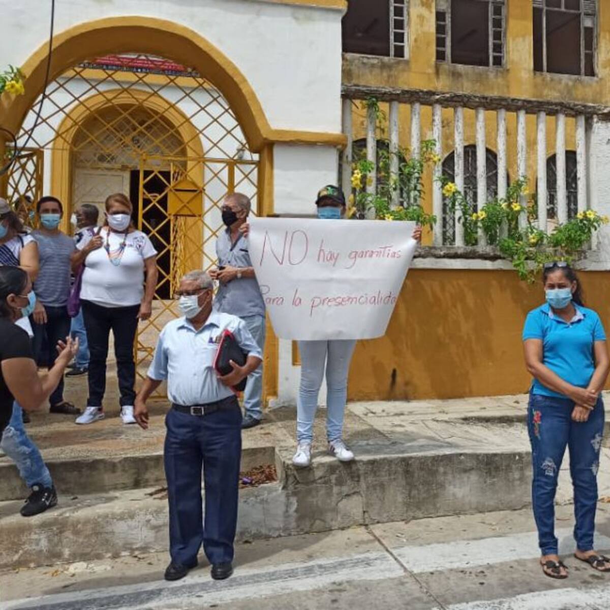 Comunidad del IED Camilo Torres adelantó plantón por deterioro del colegio