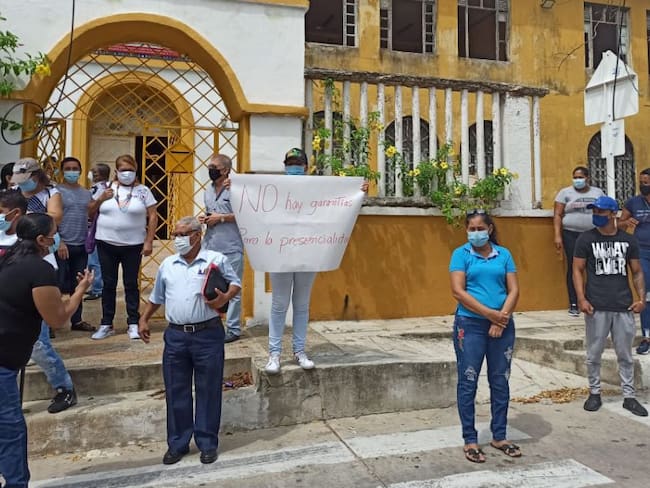 Comunidad educativa durante el plantón