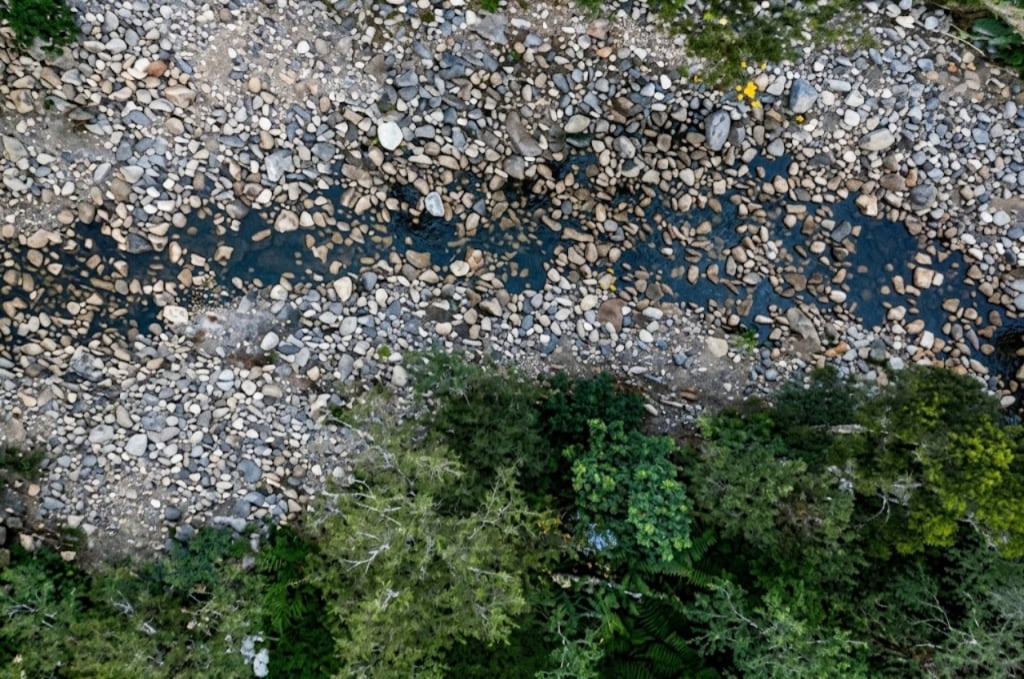 Empoduitama advierte que podría implementar racionamientos en horas pico si continúa disminuyendo la disponibilidad de agua.