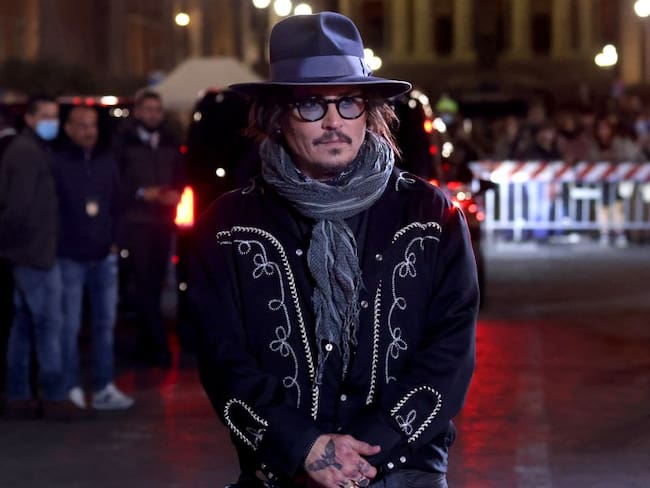 ¿Qué hace Johnny Depp mientras se resuelve su juicio?