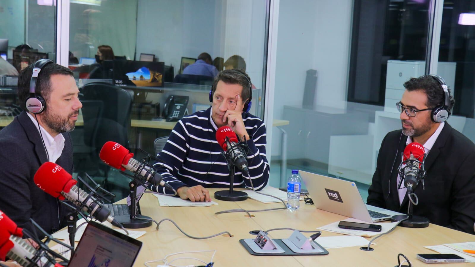 Alcalde Galán en la luciérnaga de Caracol Radio. / Foto: Caracol Radio.