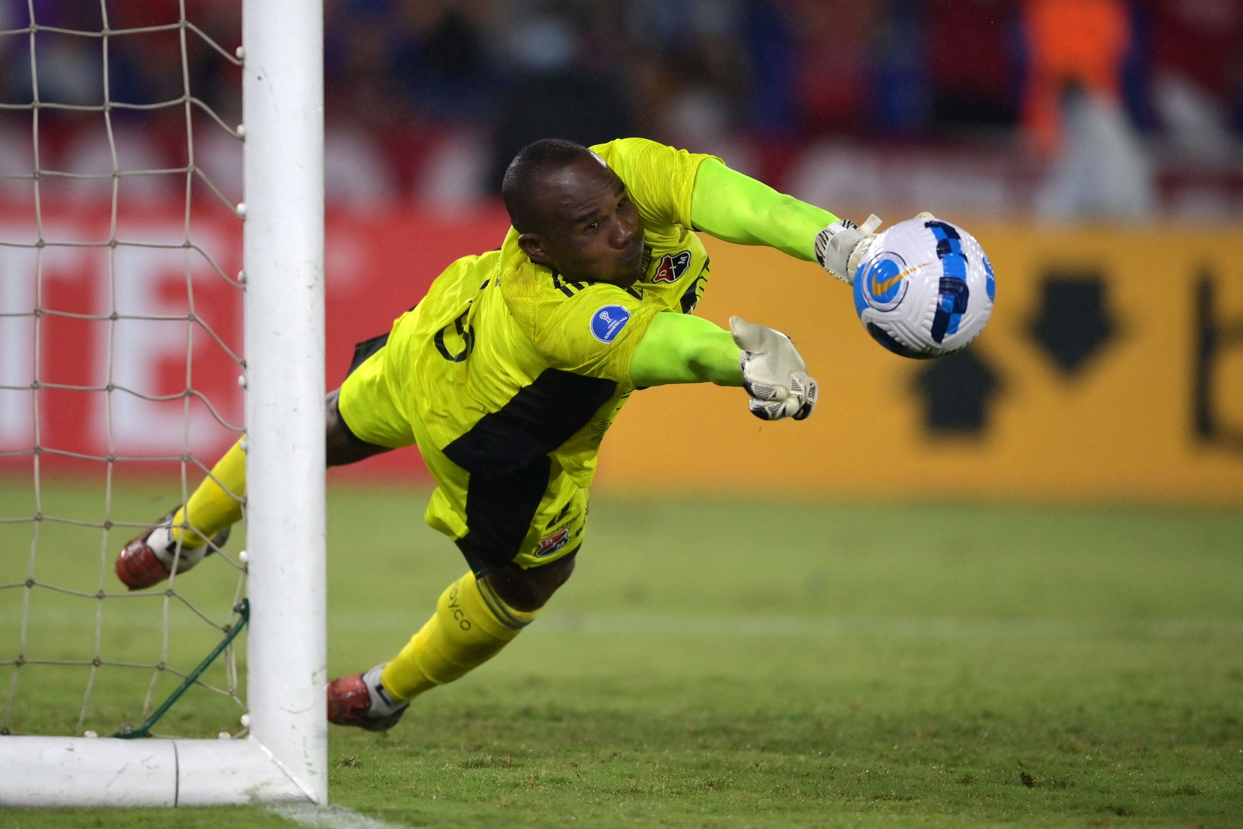Andrés Mosquera Marmolejo, portero del Medellín. (Photo by LUIS ROBAYO/AFP via Getty Images)