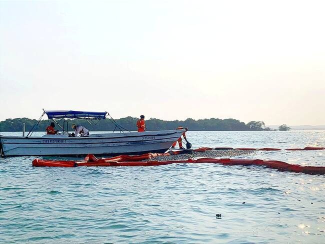 Avanza recolección de restos del incendio de Contecar que cayeron a la bahía