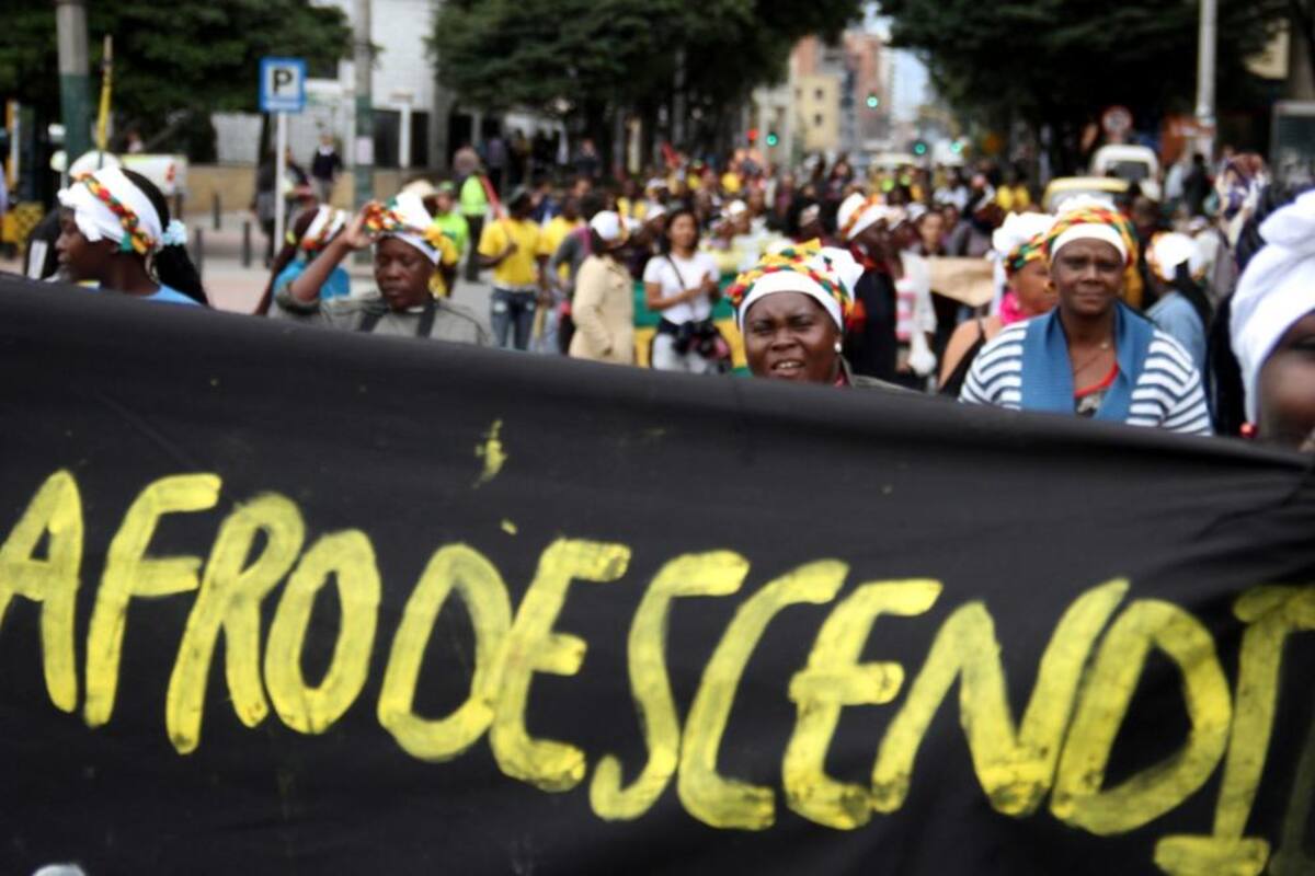 Recorrieron a pie desde el Cauca y llegaron a Bogotá exigiendo que pare la mineria ilegal porque contamina los rios y el habitad de su región.