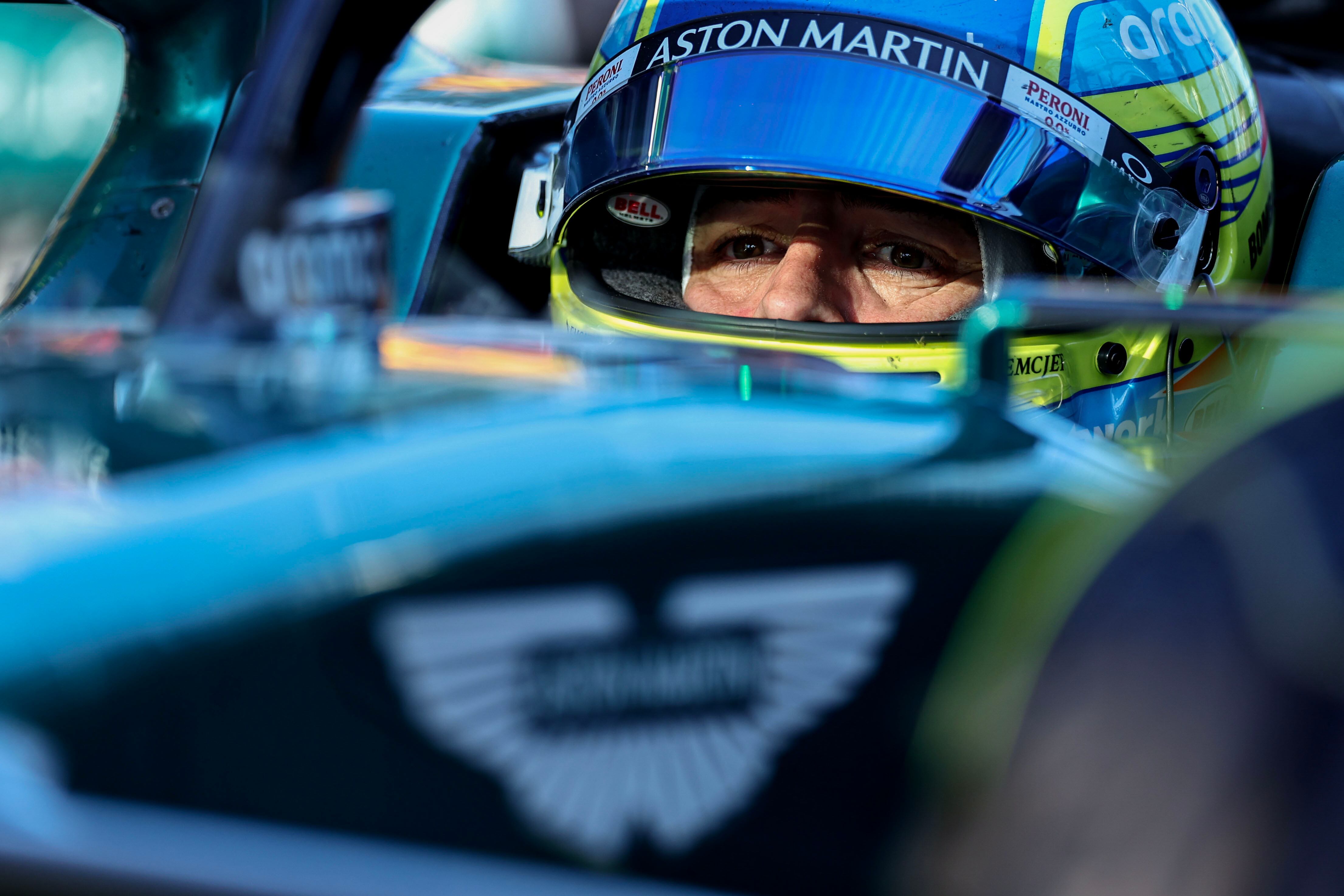 MELBOURNE, AUSTRALIA - 02 DE ABRIL: Fernando Alonso de España y Aston Martin Aramco Cognizant F1 Team durante el Gran Premio de F1 de Australia en el circuito del Gran Premio de Melbourne el 2 de abril de 2023 en Melbourne, Australia. (Foto de Qian Jun/MB Media/Getty Images)