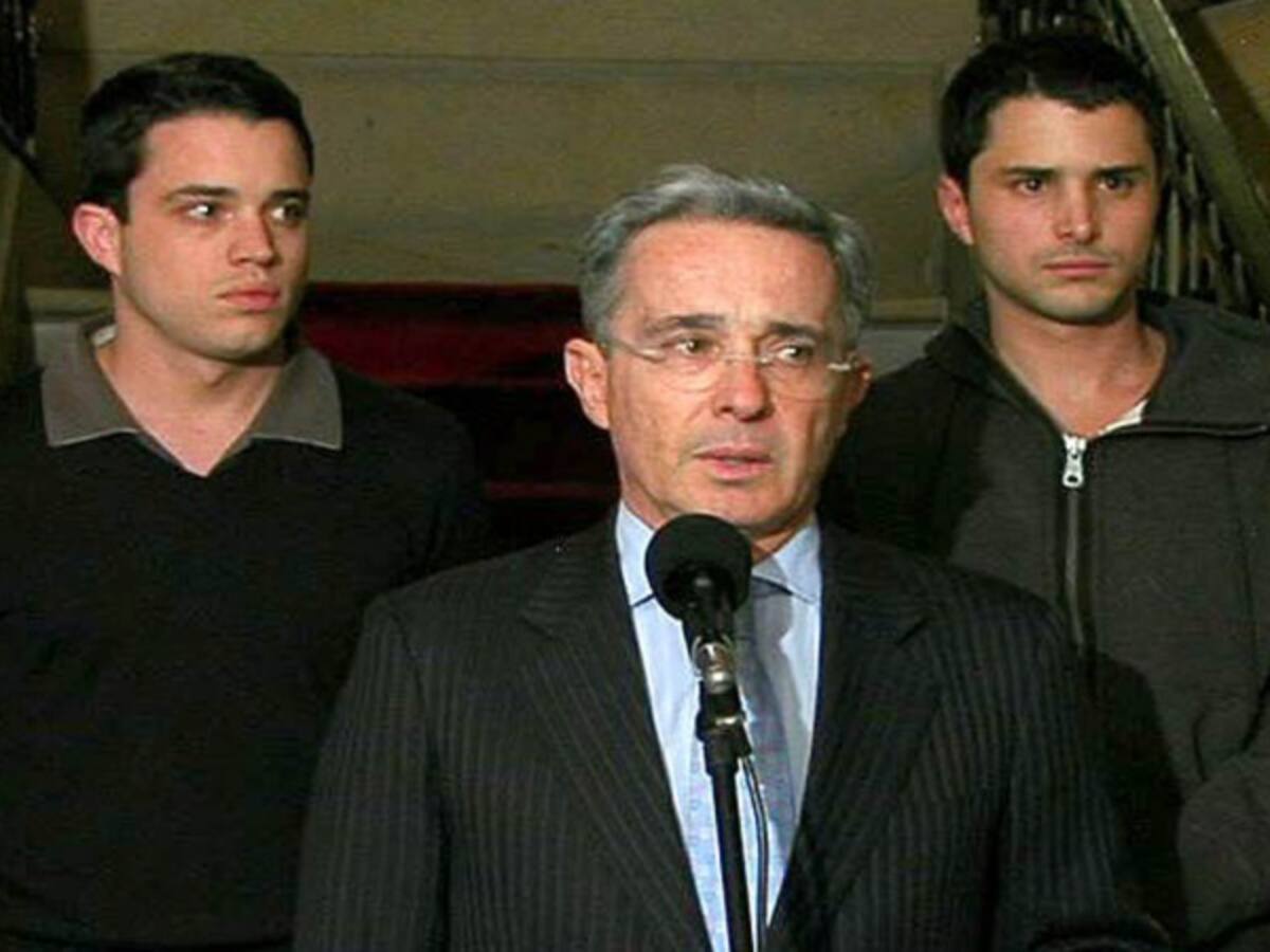 Nueva pelea en redes entre Daniel Coronell y los hijos Álvaro Uribe