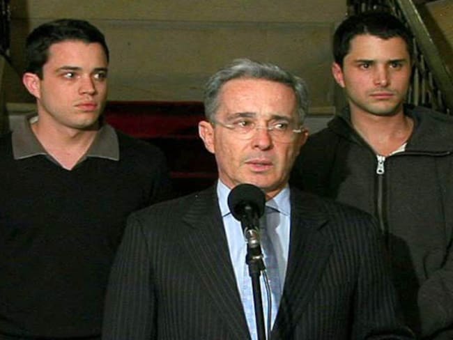 Nueva pelea en redes entre Daniel Coronell y los hijos Álvaro Uribe