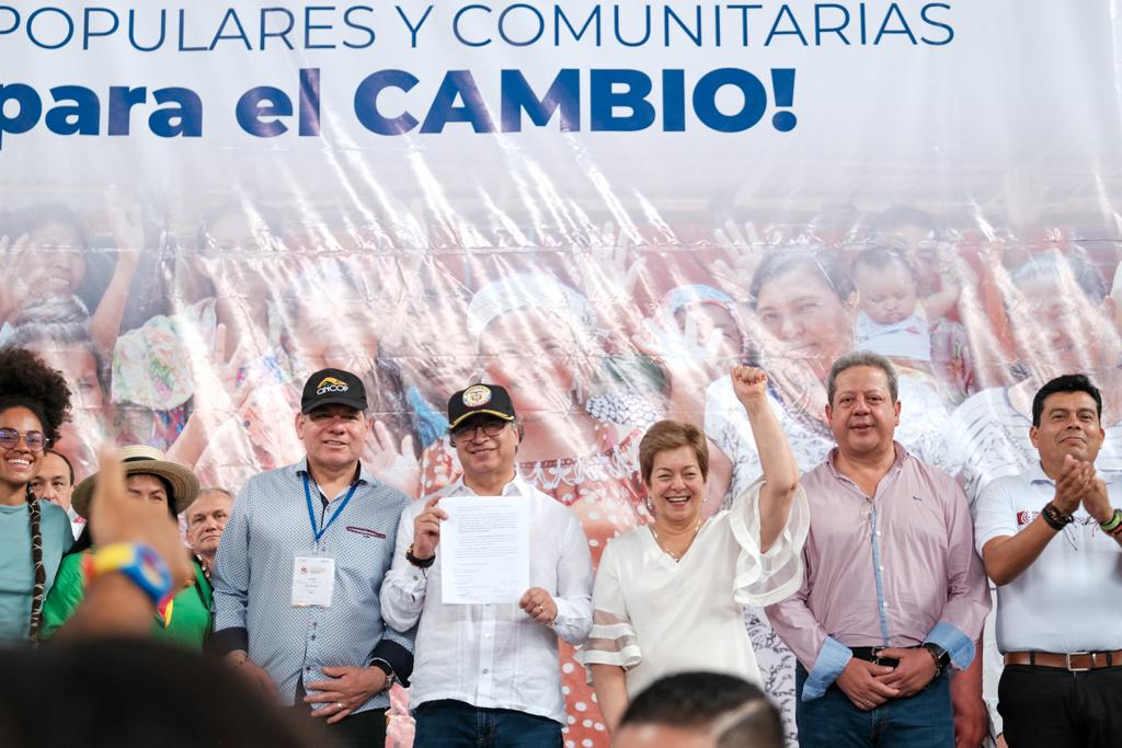 Además, recalcó que su Gobierno apoya que los productores del campo se organicen para impulsar la industrialización, a partir de la asociatividad.