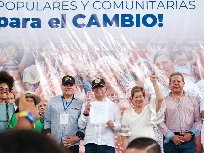 Además, recalcó que su Gobierno apoya que los productores del campo se organicen para impulsar la industrialización, a partir de la asociatividad.