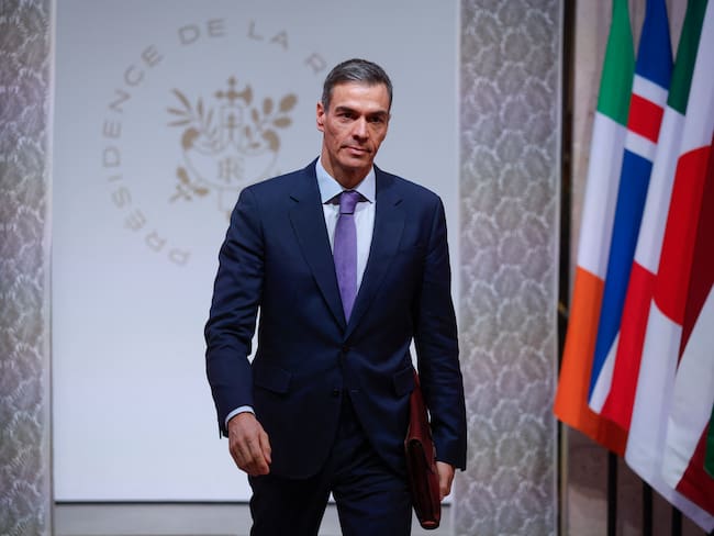 Spain's Prime Minister Pedro Sanchez arrives for the Coalition of the Willing meeting in Paris, at the Elysee Palace on January 6, 2026. The summit of the group of Ukraine supporters dubbed the "Coalition of the Willing" is the latest of several meetings planned for the new year as diplomatic efforts to end Europe's deadliest conflict since World War II have gained pace in recent weeks. (Photo by Yoan VALAT / POOL / AFP)