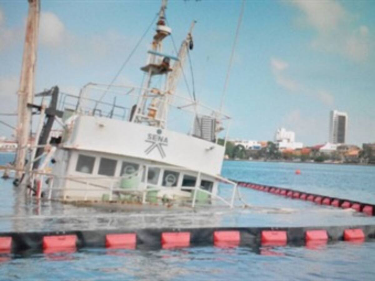 Continúan labores para reflotar buque en la bahía de Cartagena