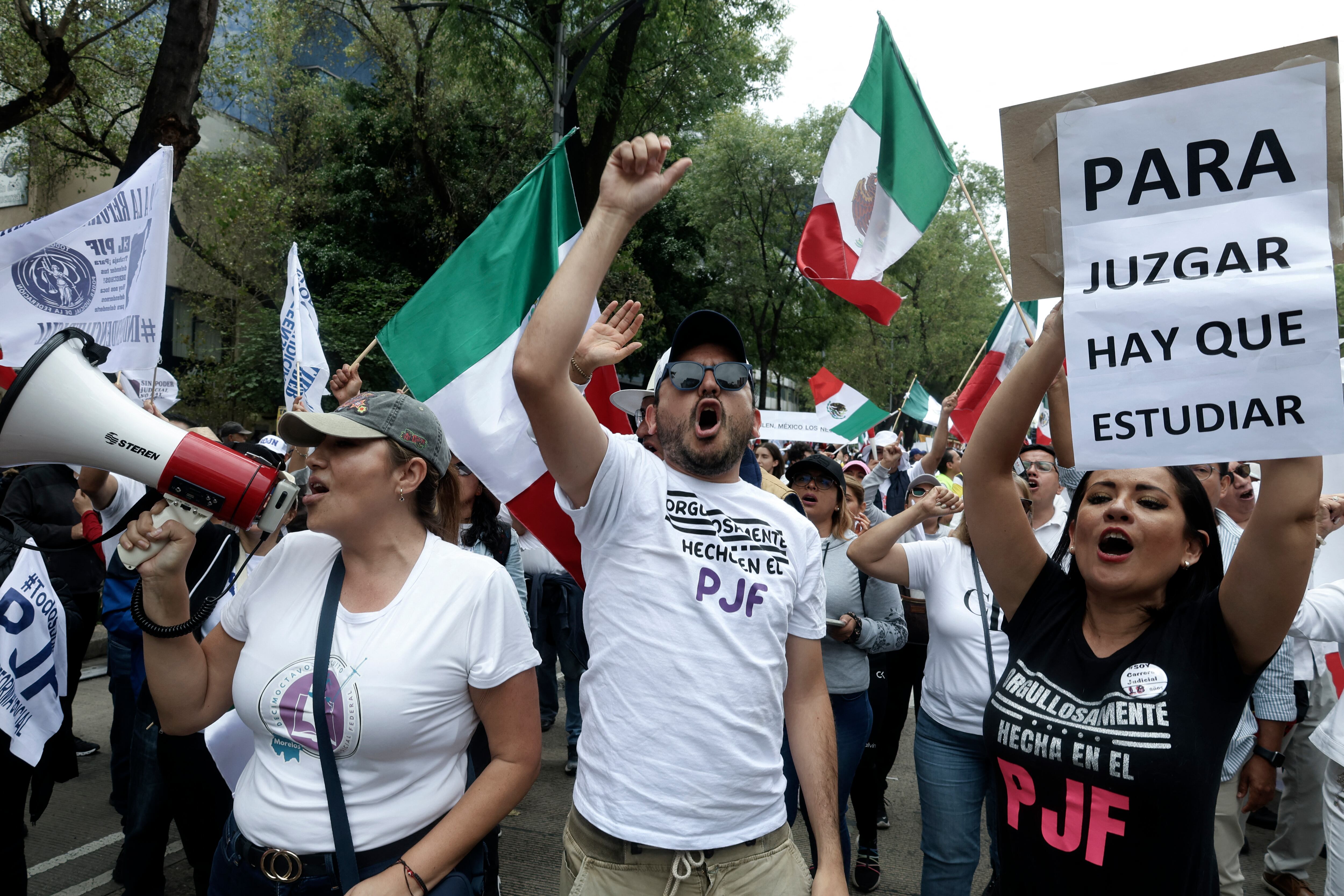 Méxicanos protestan a la safueras del Senado contra Reforma Judicial del gobierno de López Obrador. (Photo by Silvana FLORES / AFP)