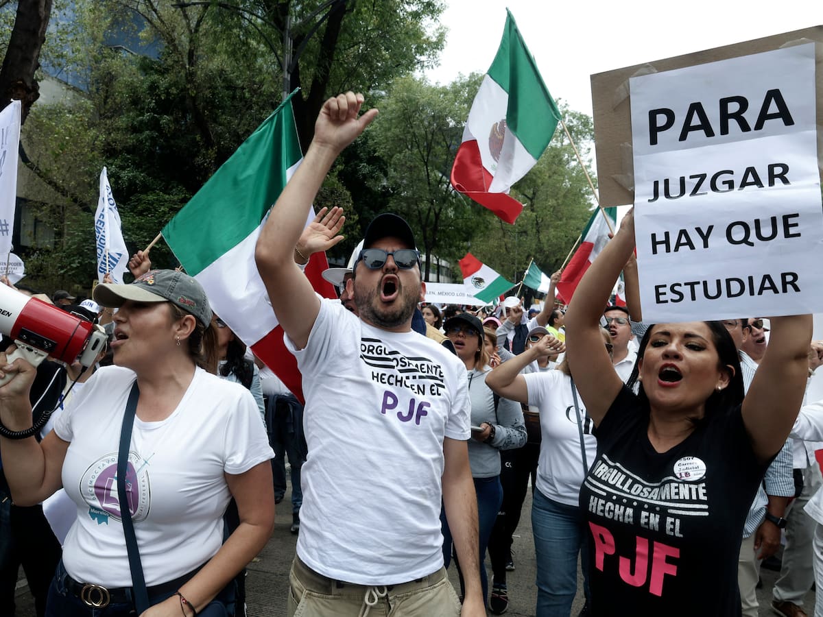 Manifestantes irrumpen en el Senado de México en medio de discusión de la reforma judicial